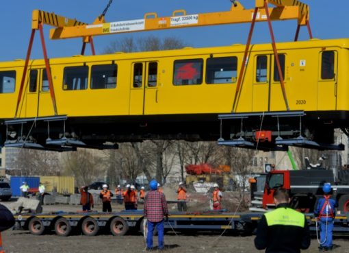 U-Bahn Typ „Dora“ am Kranhaken