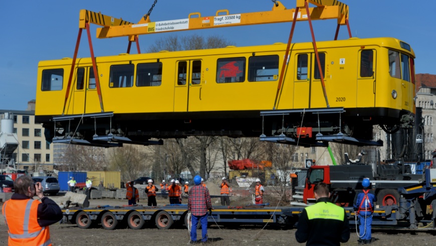 U-Bahn Typ „Dora“ am Kranhaken