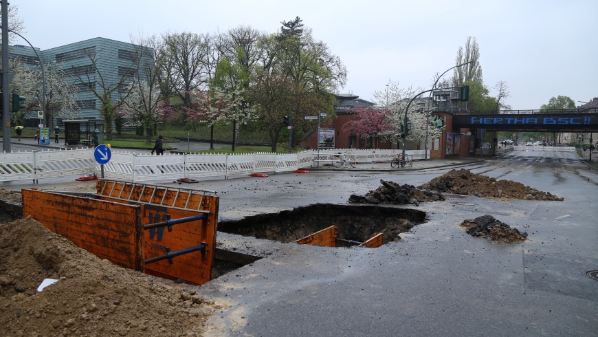 Wasserrohrbruch im Kreuzungsbereich