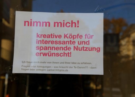 Zettel im Schaufenster: ""Nimm mich!"