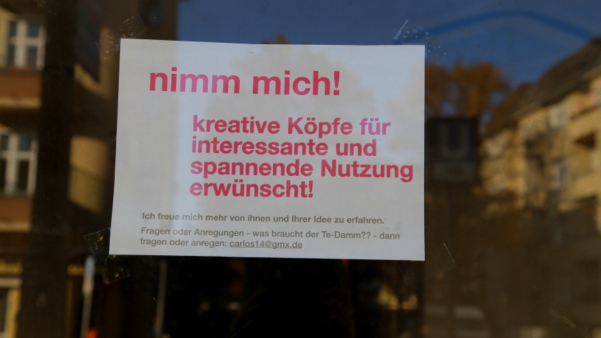 Zettel im Schaufenster: ""Nimm mich!"