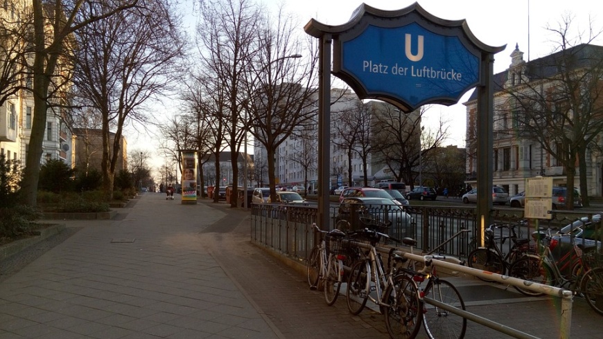 Eingang U-Bhf. Platz der Luftbrücke