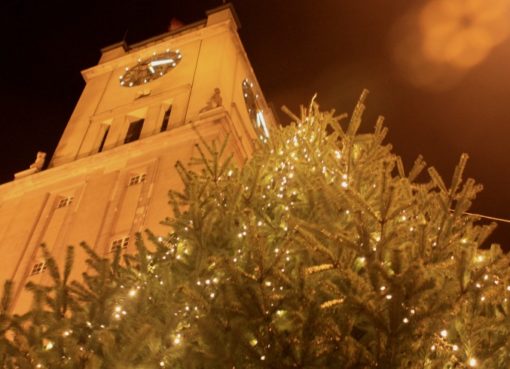 Weihnachtsbaum vor dem Rathaus Schöneberg