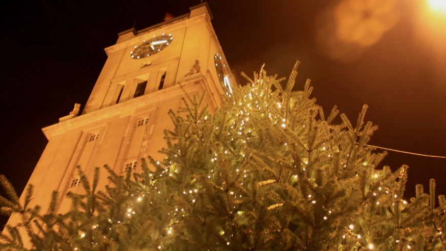 Weihnachtsbaum vor dem Rathaus Schöneberg