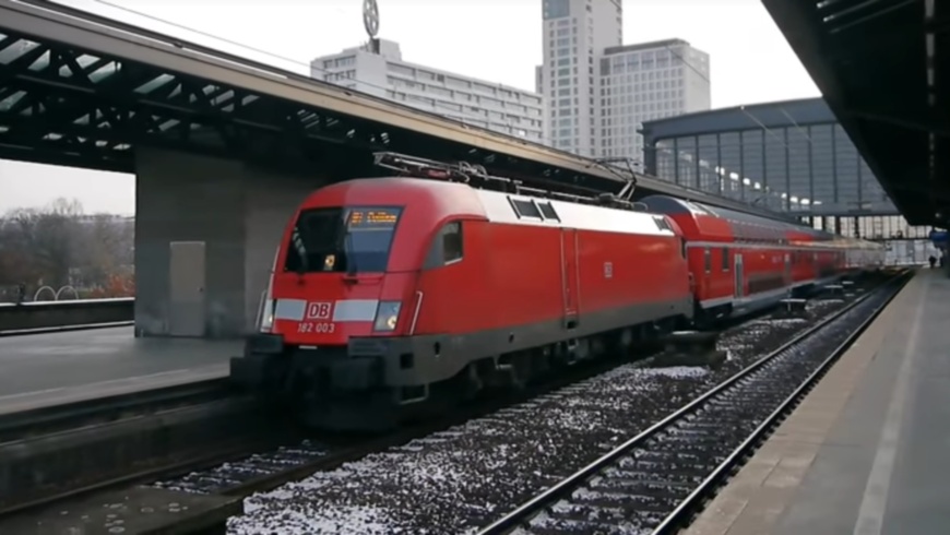 Bahnhof Zoo mit DB-Regionalzug