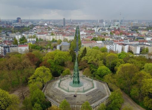 Kreuzberg mit Stadtkulisse