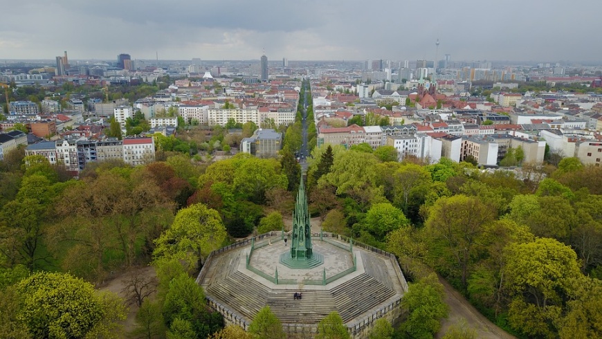 Kreuzberg mit Stadtkulisse