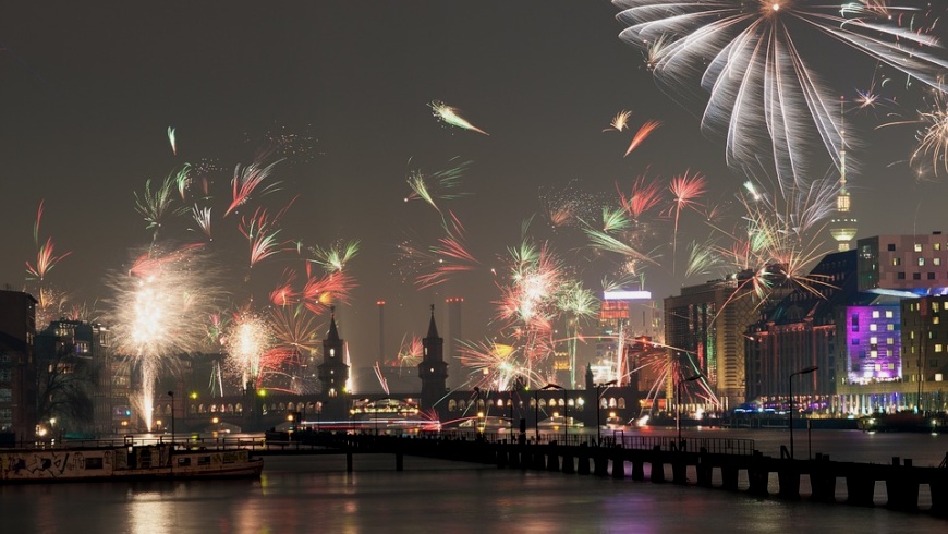 Silvesterfeuerwerk über der Spree