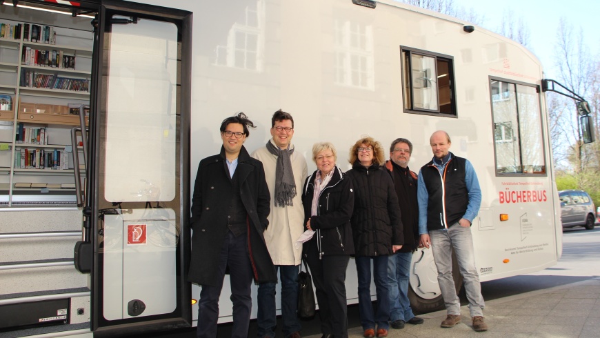 Große Freude über neuen Bücherbus