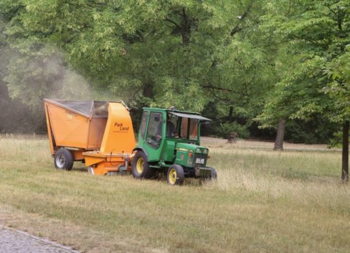 Traktor, Mähgerät & Aufnehmer im Einsatz