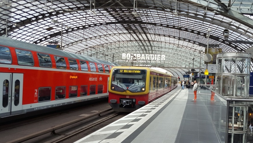 DB-Regio und S-Bahn im Berliner Hauptbahnhof - Foto: pixabay