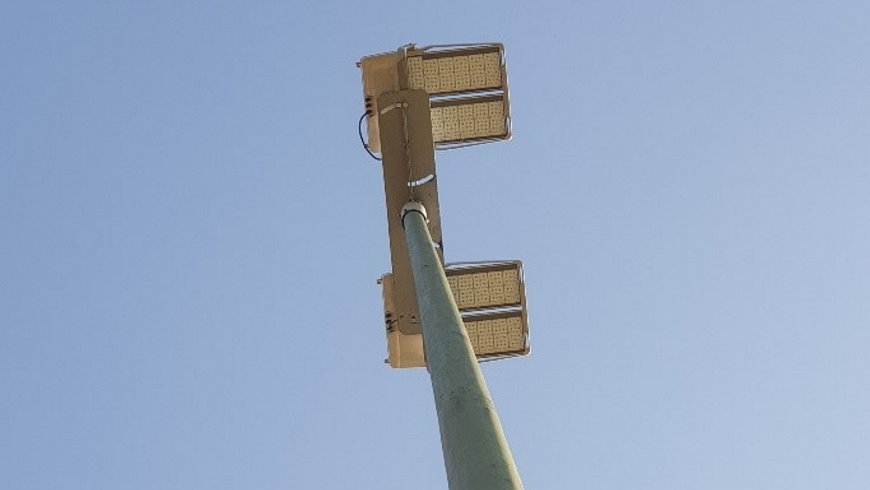 Detail: Flutlichtmast mit LED