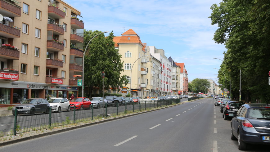 Mariendorfer Damm am Volkspark Mariendorf: Autos, Backshop, Fahrschule, Friseur, Küchen, Sparkasse, Spielwaren zu Fuß in Reichweite - Foto: tsz