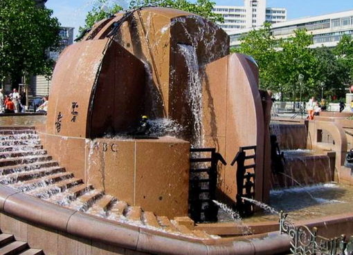 "Weltkugelbrunnen" auf dem Breitscheidplatz