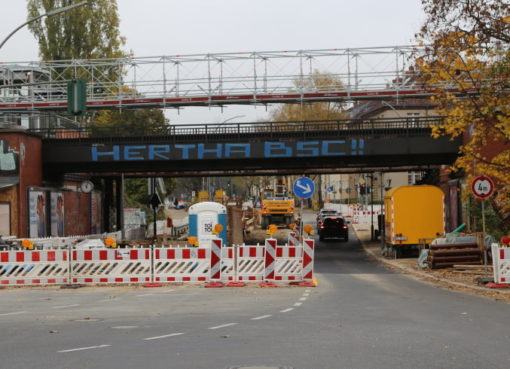 Brückendurchfahrt am S-Bhf. Attilastraße