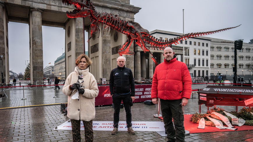 Alarmstufe Dunkelrot: Mahnwache mit original T-Rex-Skelett