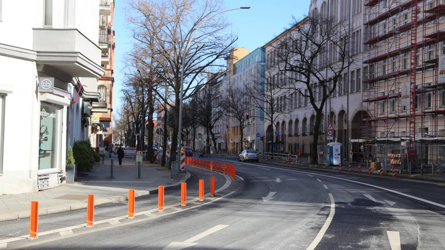 Sichere Kurvenfahrt auf dem neuen Radverkehrsstreifen in der Kolonnenstraße - Foto: tsz