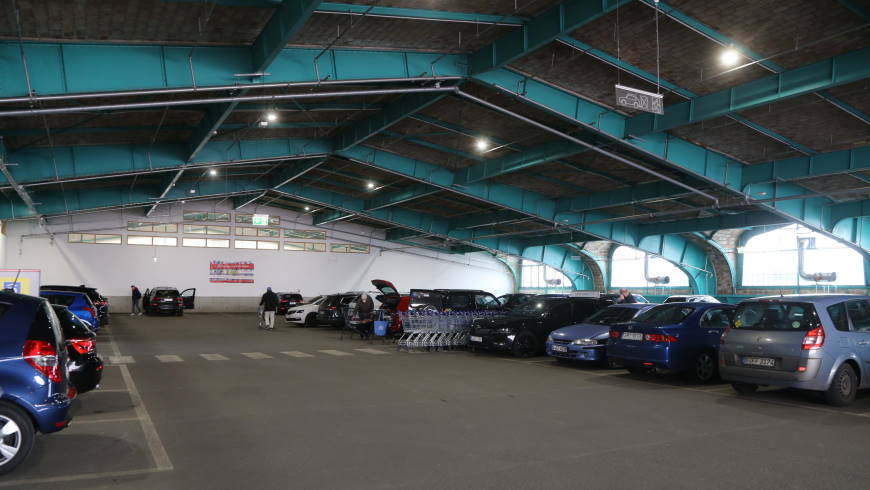 Parkdeck im T-Damm Center mit 80 Stellplätzen und Fahrstuhl zur Mall - Foto: tsz