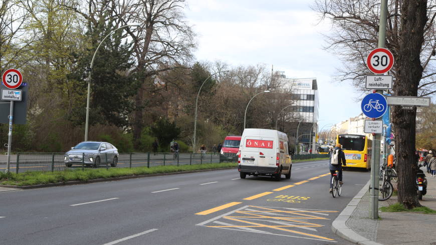 Tempo 30 mit Koexistenz von Radfahrenden, PKW, Lieferwagen und BVG-Bus - Foto: tsz