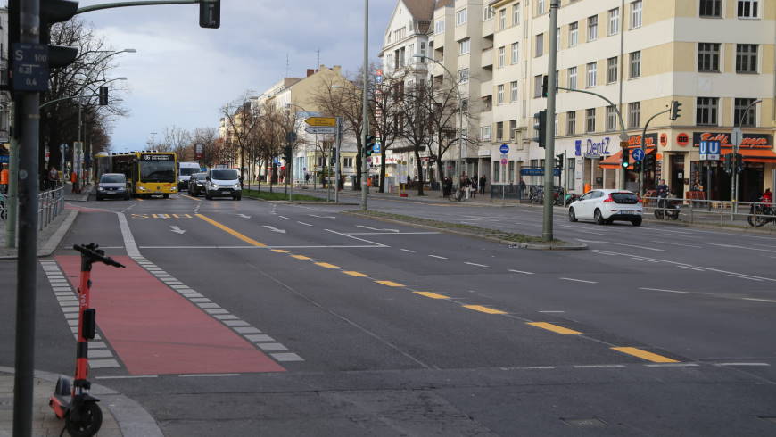 Fahrradstreifen und Busspur verbinden sich ab Alt-Tempelhof - Foto: tsz
