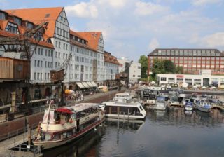 Tempelhofer Hafen mit "Esskultur Markt"