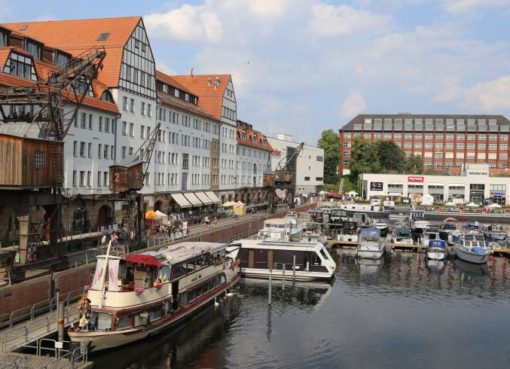 Tempelhofer Hafen mit "Esskultur Markt"