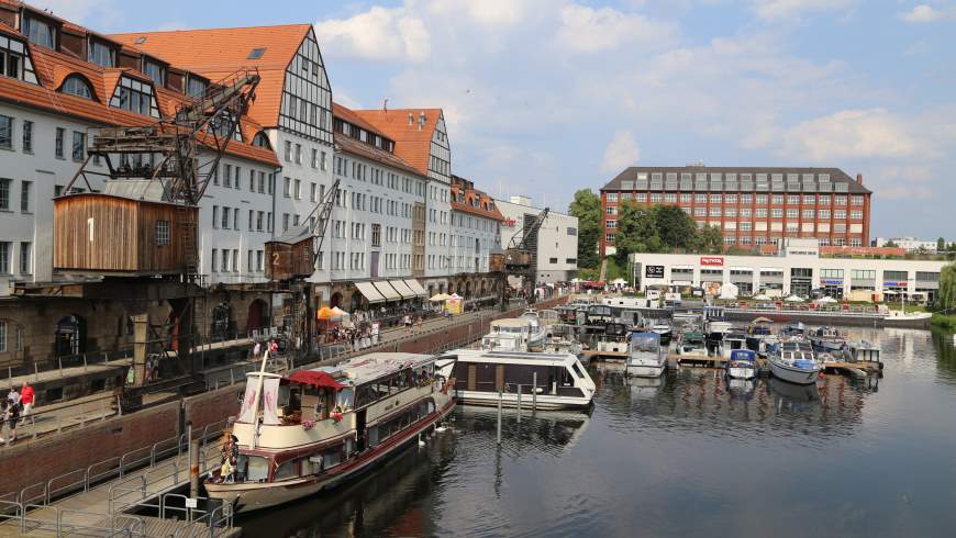 Tempelhofer Hafen mit "Esskultur Markt"