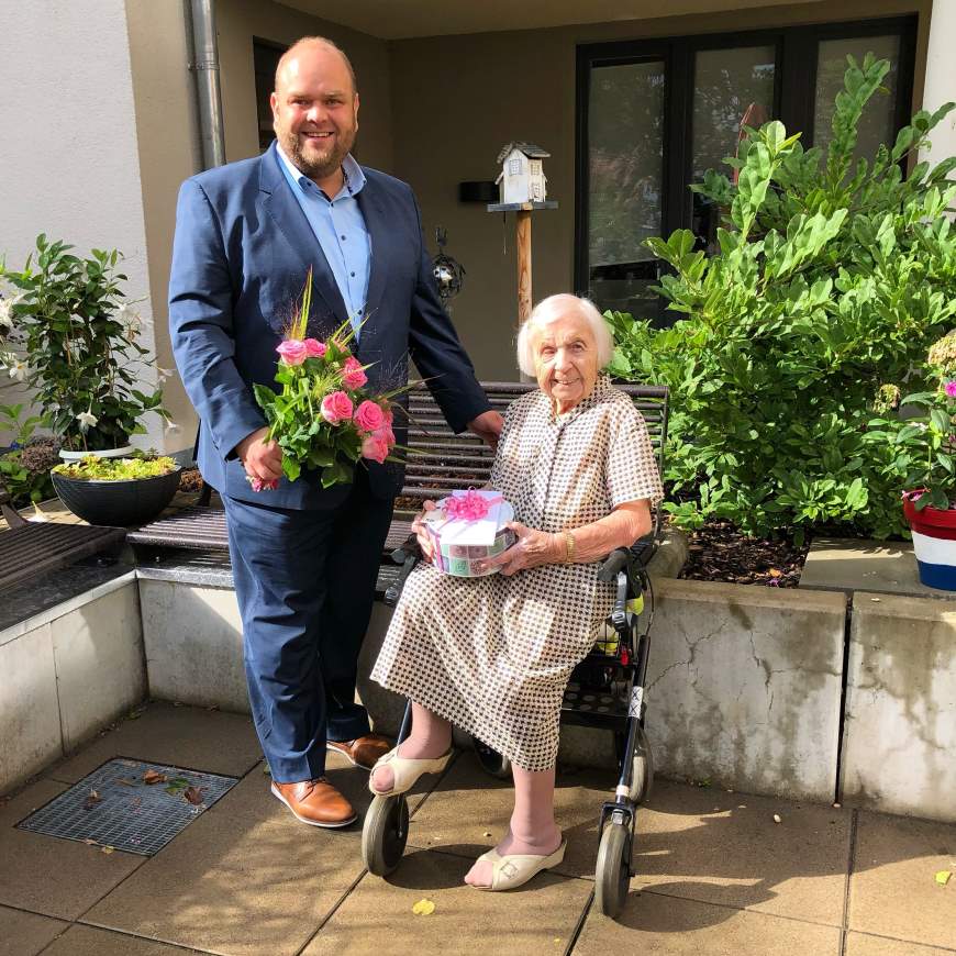 Bezirksstadtrat Matthias Steuckardt (links) gratuliert Hildegard Arndt (rechts) zum 106. Geburtstag - Foto: © Seniorenarbeit Tempelhof-Schöneberg