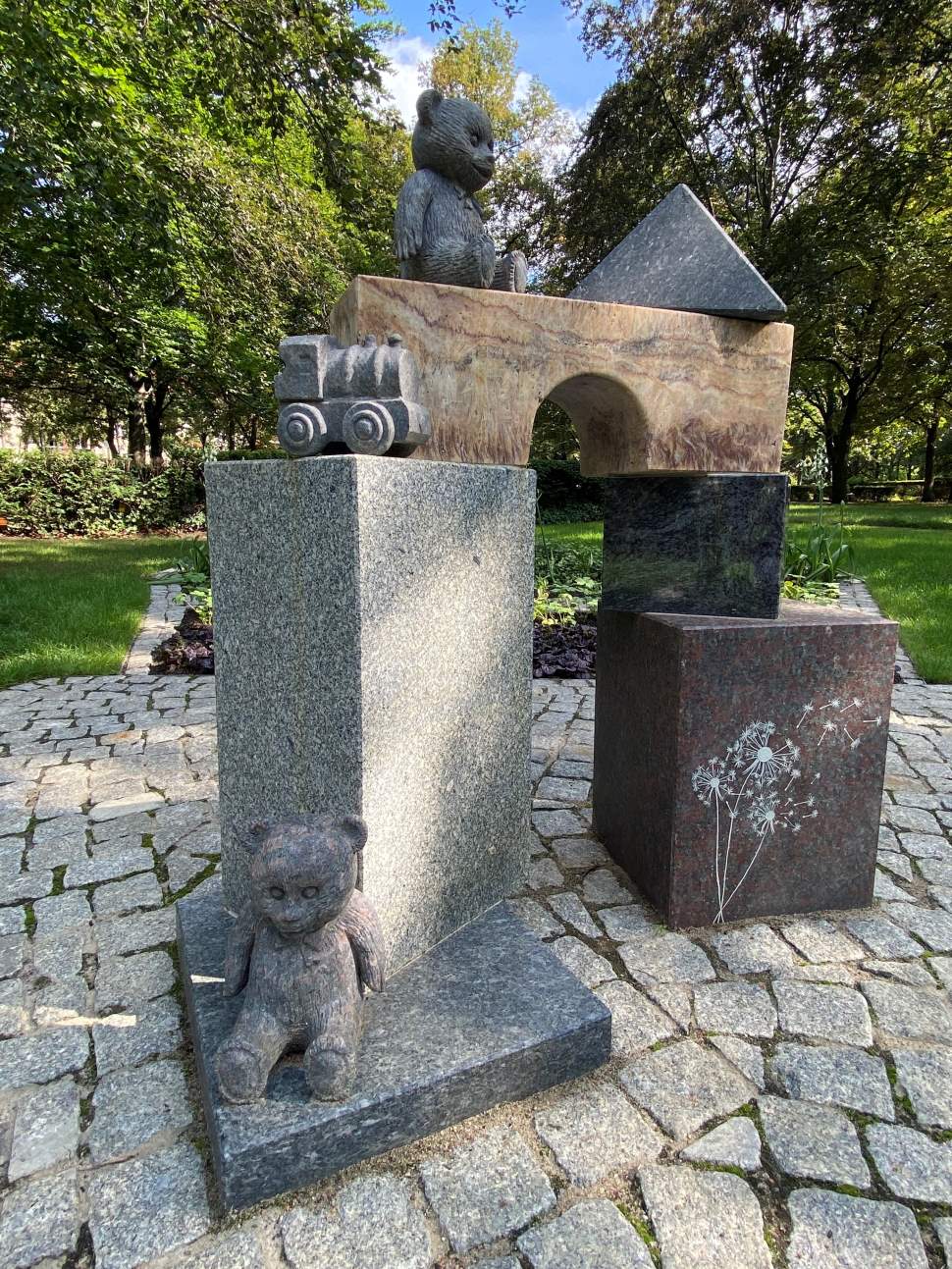 Denkmal für Sternenkinder von Haase/Rüdiger - Foto: © Bezirksamt Tempelhof-Schöneberg