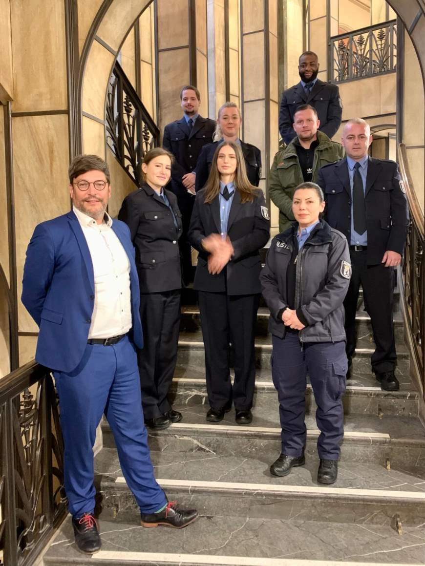 Gruppenfoto des Justizsenators mit den Hauptprotagonist*innen der Doku-Serie „Berlin hinter Gittern“