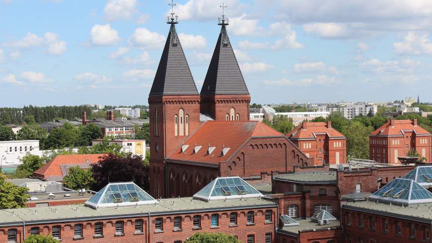 Justizvollzugsanstalt Tegel: Der Blick auf die Teilanstalt II und die Anstaltskirche vom Dach der Teilanstalt V aus