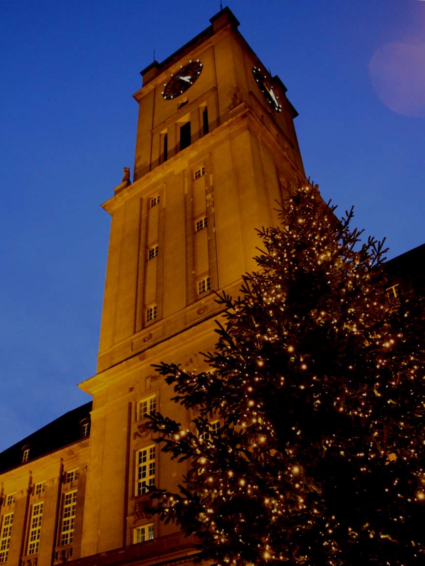 Beleuchteter Weihnachtsbaum vor dem Rathaus Schöneberg
© Pressestelle Bezirksamt Tempelhof-Schöneberg