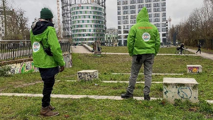 Zwei Parkläufer_innen