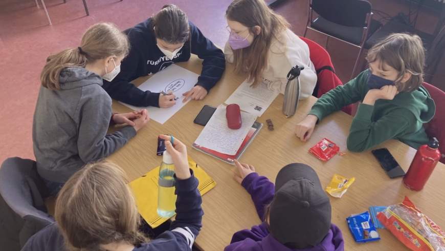 Schüler:innen der Klasse 10 d bei der Projektvorbereitung für den LUM-Preis - Foto: Robert-Blum Gymnasium