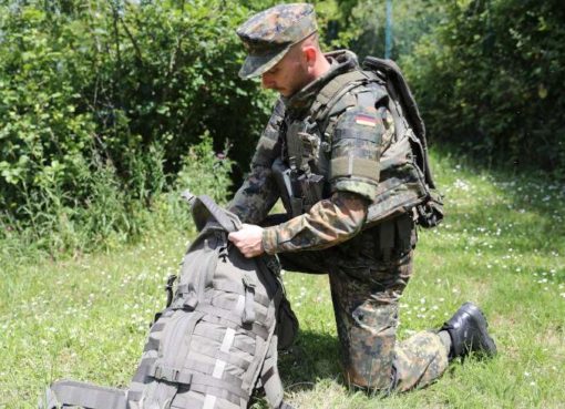 Soldat mit Schutzwestensystem MOBAST und Rucksack