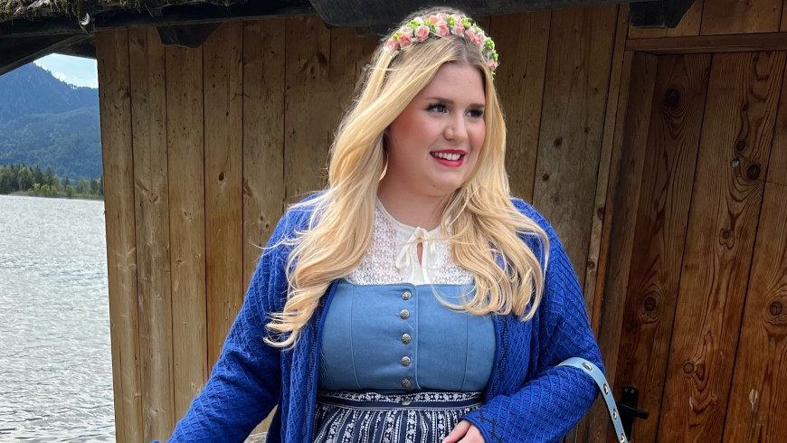 Nadine Estermann trägt sheego Dirndl Look