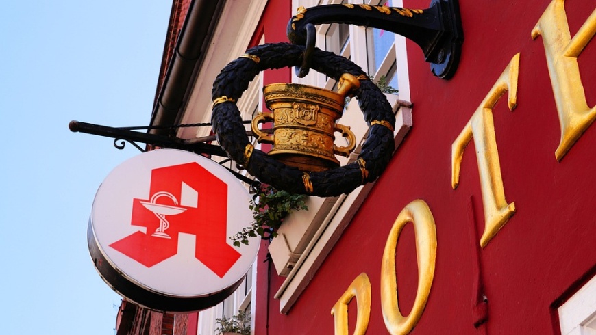 Apotheke mit Zunftzeichen und Logo