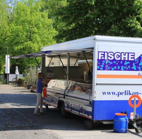 Verkaufsstand von Pelikan-Fisch
