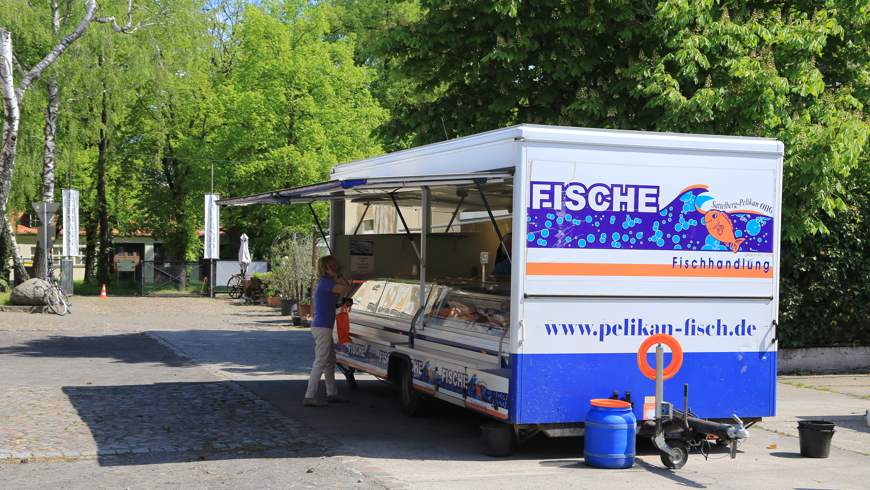 Verkaufsstand von Pelikan-Fisch