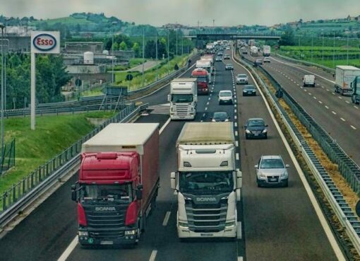 Lkw-Maut erfasst ab 1. Juli 2024 auch Lkw des gewerblichen Güterkraftverkehrs über 3,5 t - Foto: Pixabay