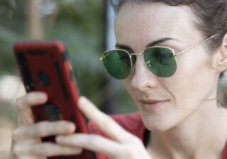 Frau sucht Inhaltsstoffe in COSMILE-App
