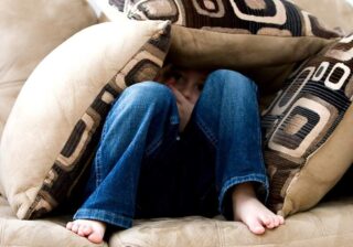 Kind allein: Couch statt kulturelle Teilhabe