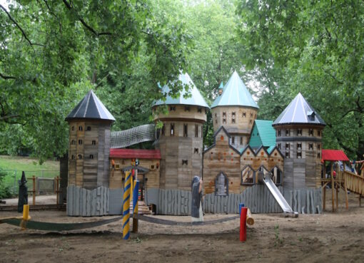 Kinderspielplatz mit Zauberburg