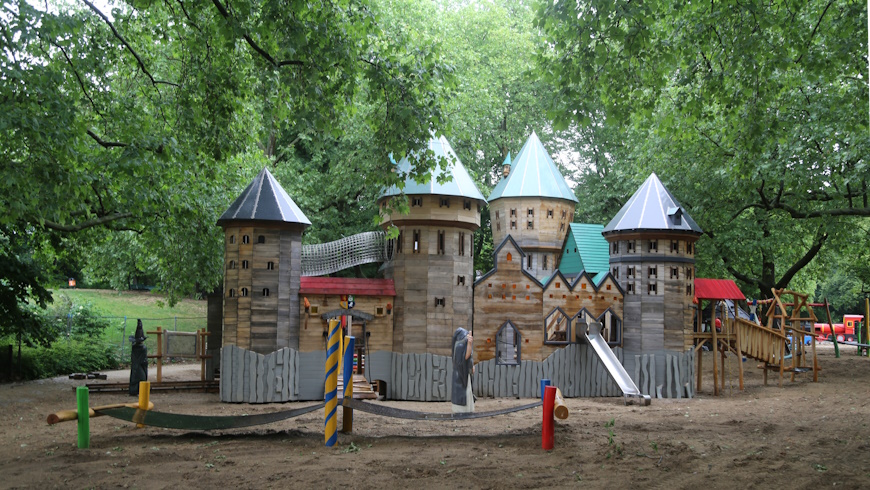 Kinderspielplatz mit Zauberburg