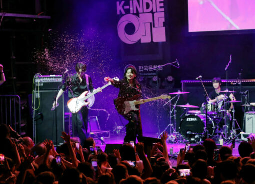 Bassist John B. Kim, Sängerin Yun Min, Drummer Kim Seungbin der Band Touched