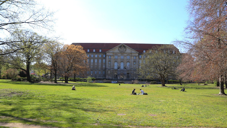 Heinrich-von-Kleist-Park in Schöneberg mit dem Kammergericht - Foto: © Tempelhof-Schöneberg Zeitung