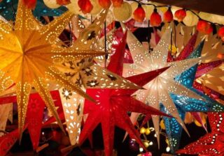 Advents- und Weihnachtssterne auf einem Weihnachtsmarkt in Tempelhof-Schöneberg