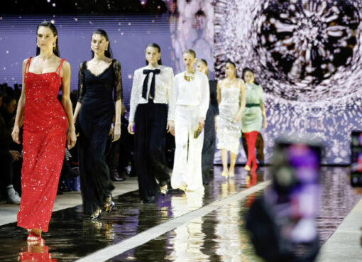 Models Alessandra Ambrosio und Céline Bethmann auf dem Runway bei der Marc Cain Fashion Show