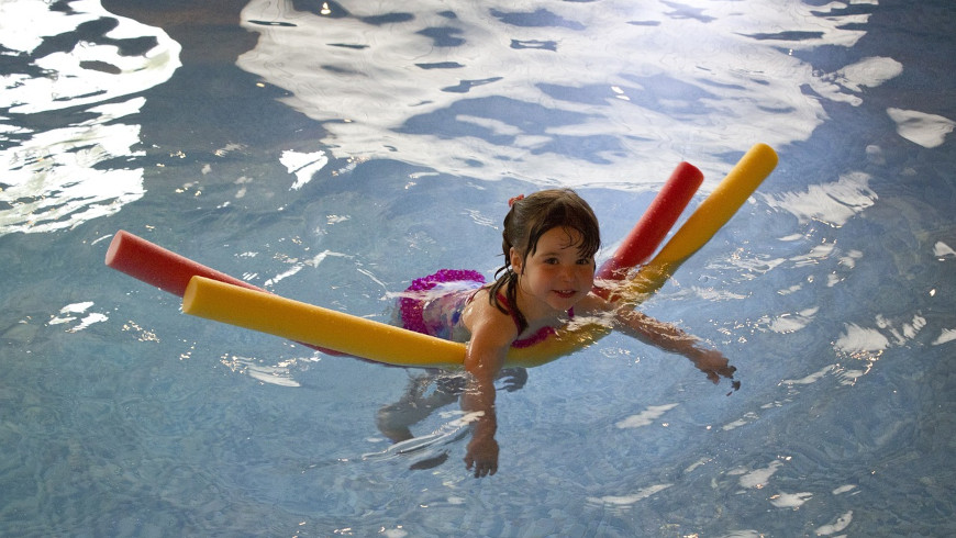 Mit der Nudel starten die ersten Schwimmübungen.