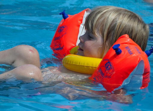 Schwimmen lernen macht Spaß! - Kinder können das „Seepferdchen-Abzeichen“ als erste Auszeichnung ihrer Fähigkeiten erwerben